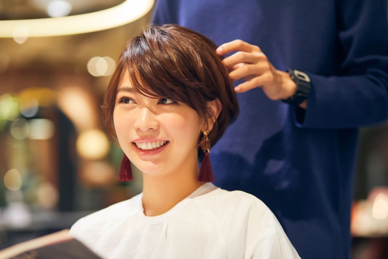 美容院で髪を切る女性のイメージ