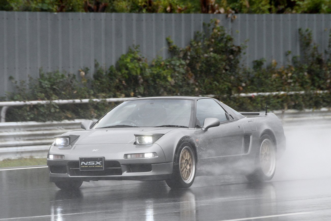 ホンダNSX。日本生まれのスーパーカーとして注目された1台。V6エンジンをミッドシップ横置きする