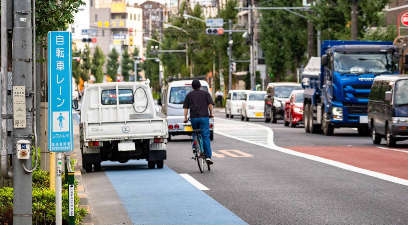 後方確認せずに車道中央に出てくるのは非常に危険。クルマやバイクが車道を走る自転車を怖がる大きな理由がこれだ