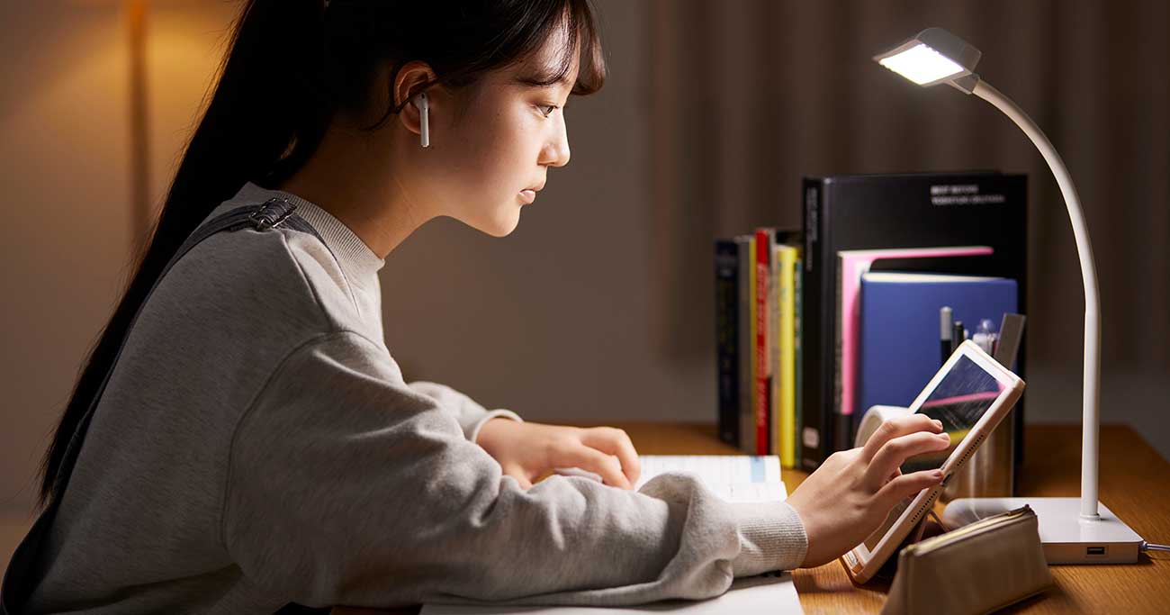 イヤホンで音楽を聞きながら勉強すると、効率は上がる？ 落ちる？ どっち？【小児科医が解説】