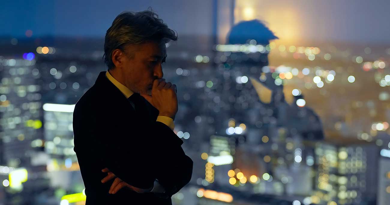 夜景　ビジネスパーソン