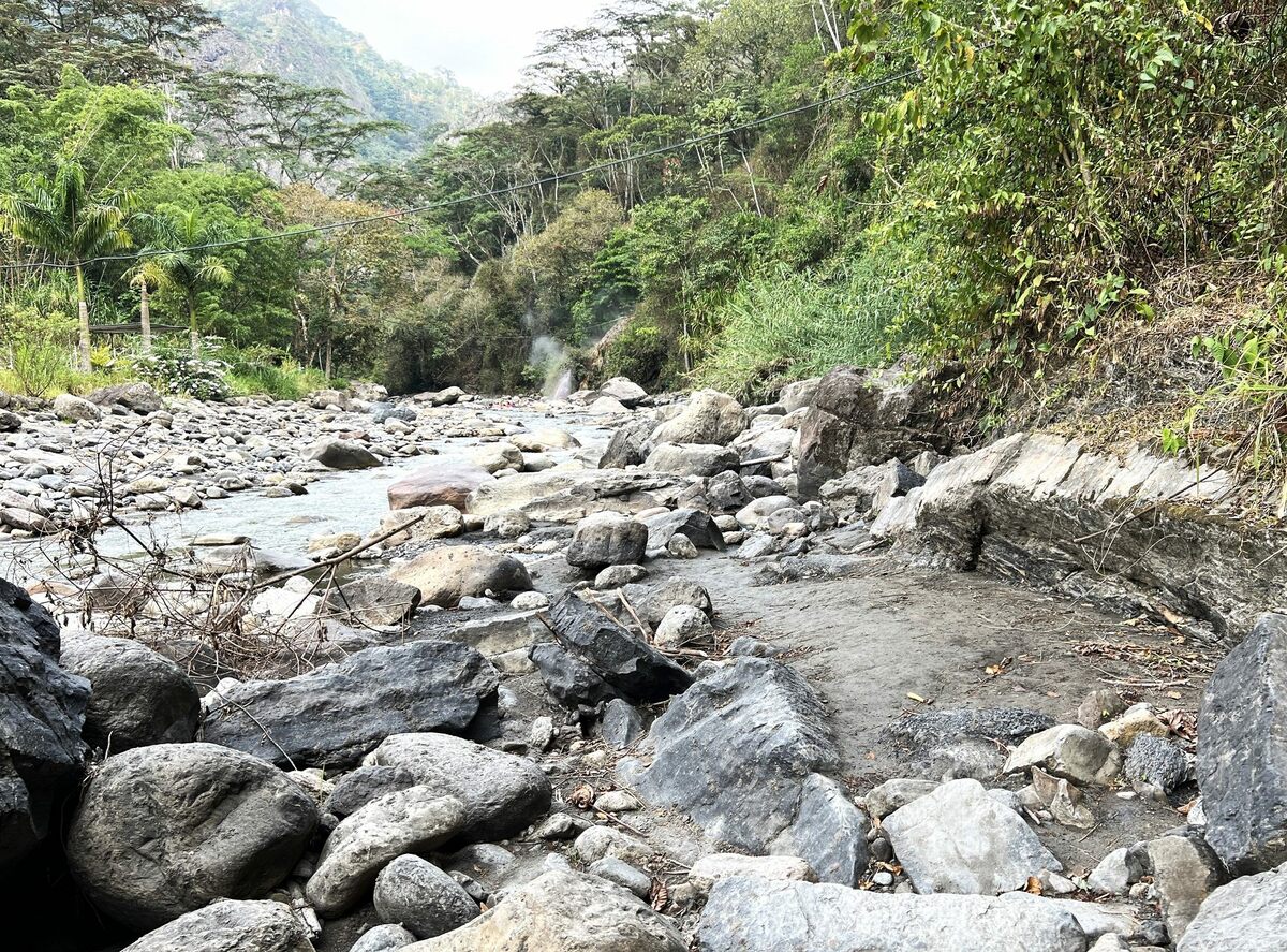 知られざる山奥の秘湯に一緒に入ろう！コロンビアで超豪快な「最も高熱な滝湯」につかる