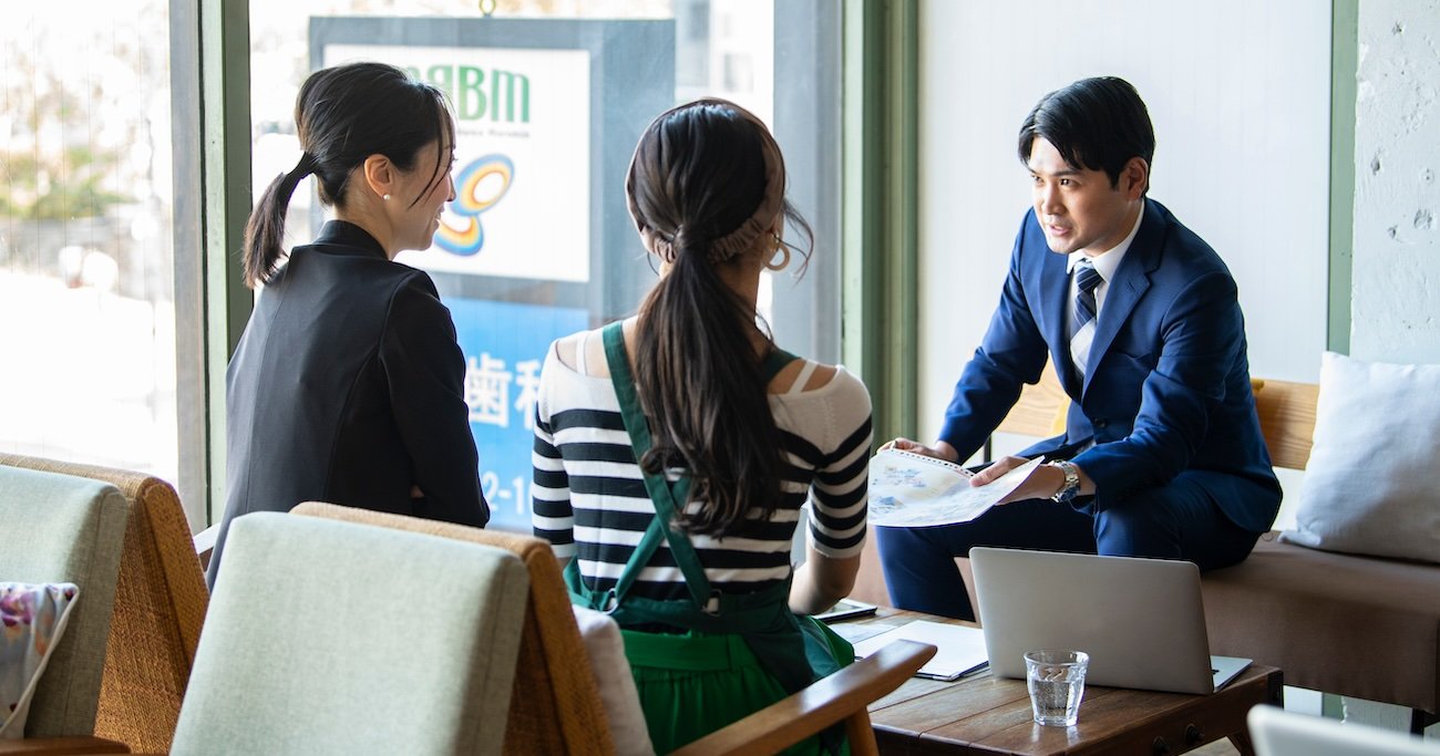 【記憶に残る営業術】トップ営業が明かす、「カフェや喫茶店での商談」で実践している“小さな気遣い”とは？