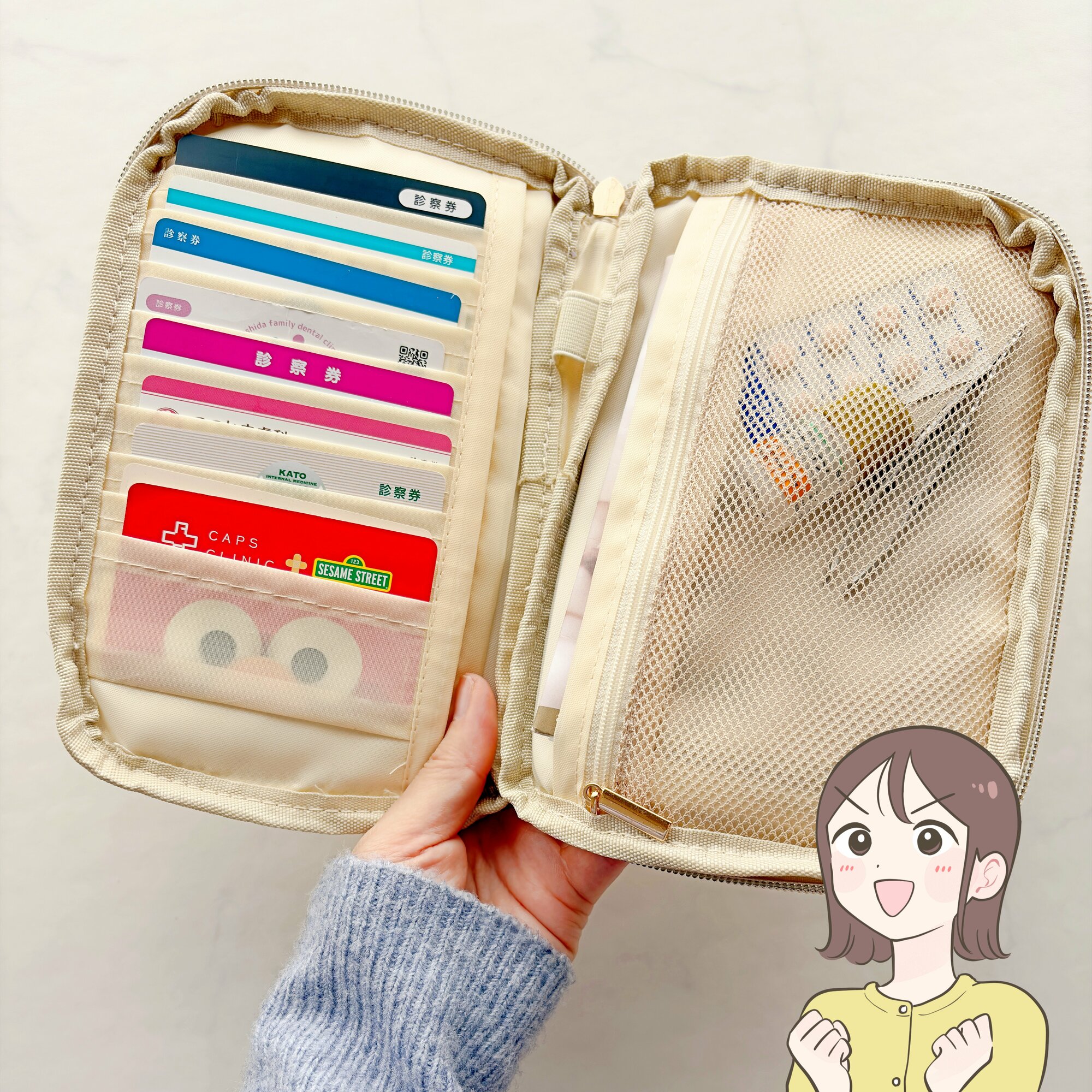 カードや診察券が50枚入った…！3COINSの“ガバッと開くケース”財布がわりにもなって優秀！「ポケットが多くて使いやすい」「100均のものとは比べ物にならない」