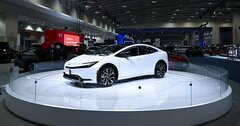 トヨタが新型PHVで攻勢、狙うは「現実的なEV」