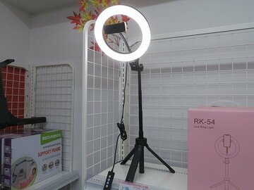 ビデオ会議の顔が明るく映る伸縮三脚付きの大型LEDリングライト