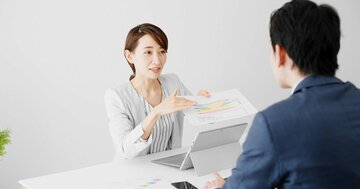 「緊張して話せない」とき「コミュ力が高い人」が行う「自然と話しやすくなる動作」とは？