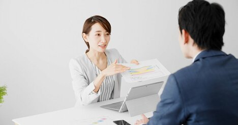 「緊張して話せない」とき「コミュ力が高い人」が行う「自然と話しやすくなる動作」とは？