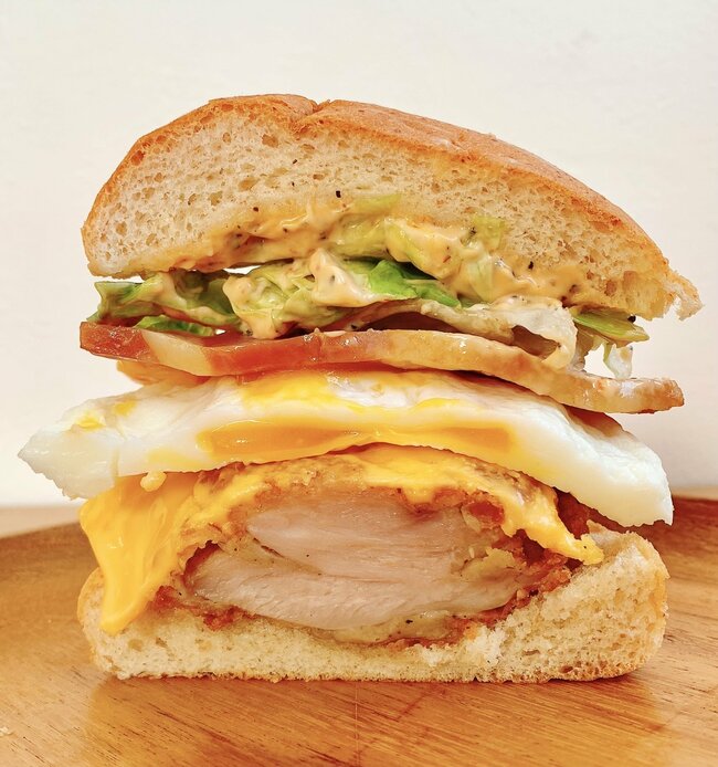 お肉デカすぎんだろ…！ケンタッキーの“よくばり全部のせバーガー”ボリューム満点で大満足！「次元が違うレベルで美味い」「ファストフードってのはこうよ」《実食レビュー》