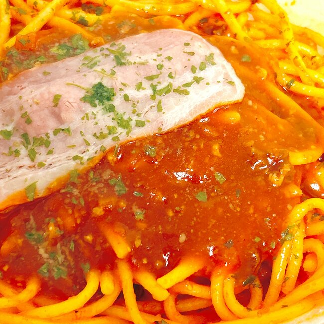 「ボリュームあるのにお得」「夫のお気に入り」ファミマの“500g超え特盛パスタ”でお腹はち切れそう…!「ガーリック効きすぎや」