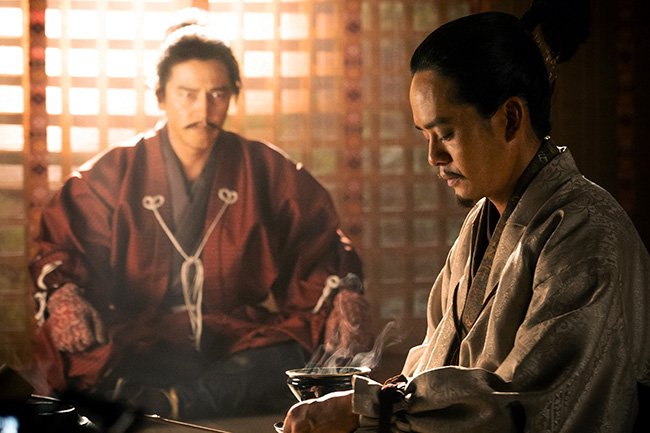 羽柴秀吉（右、演：池松壮亮）が明智光秀（左、演：要 潤）を破った山崎の戦い。昔は「天王山の戦い」「天下分け目の天王山」と呼ばれていました　（C）NHK
