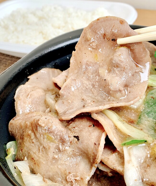 いくらなんでも盛りすぎだよ…！ほっともっとの“よくばりメニュー”お肉2倍盛りのインパクトがすごすぎる！「うますぎる」「リピ確」「神とさせていただきます」
