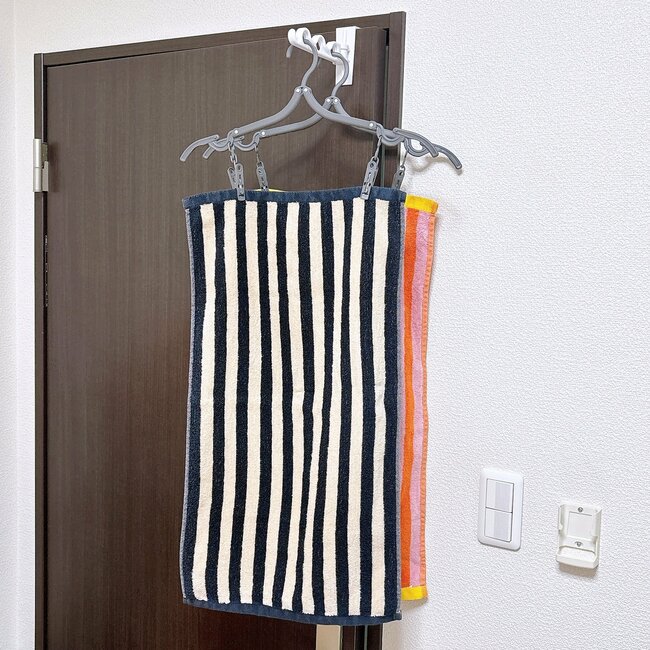 「コンパクトで良い」「追加で購入しました」3COINSの“天才が考えたハンガー”1本で何役もこなしてくれる！「旅行の際は必ず持参しています」