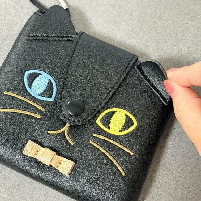 お薬が70錠も入った…!カルディで見つけた「くろねこの激かわケース」ミニ財布にもなるし、カバンに付けて持ち運べて天才!《購入レビュー》