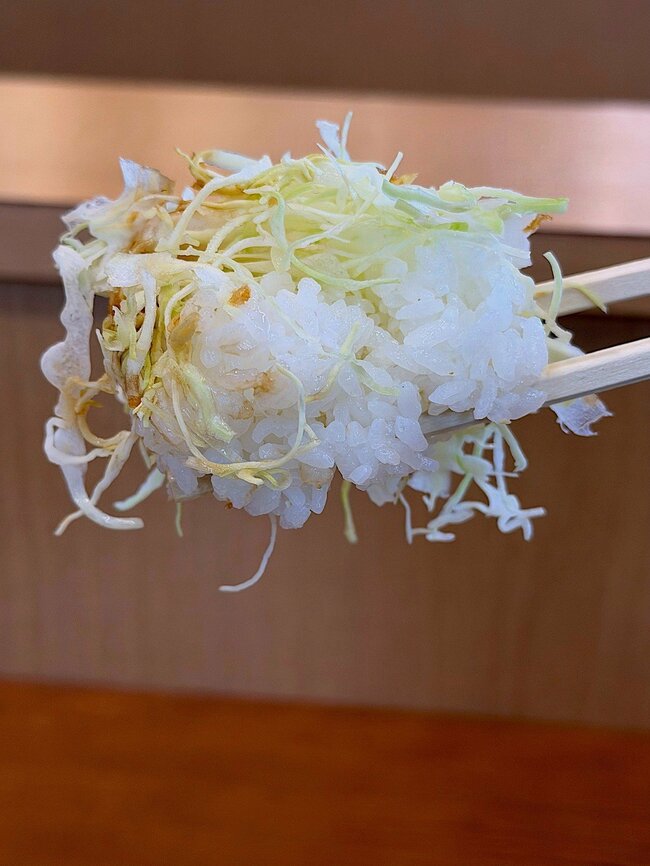 「こりゃあ揚げ物の暴力」「背徳感たっぷり」かつやの“鬼盛りどんぶり”ボリューム凄くて大満足！「予想以上にデカくて超満腹」