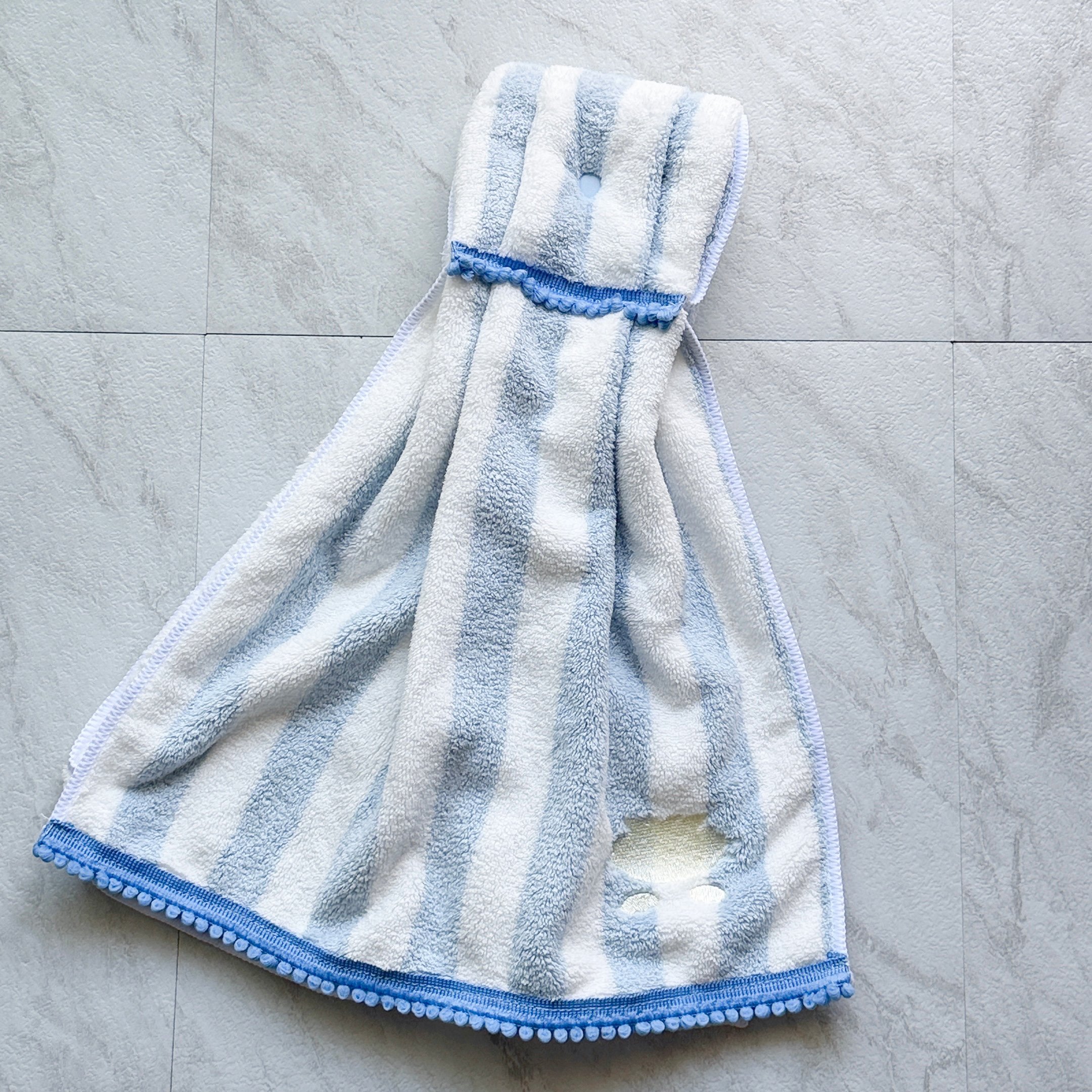 思わずまとめ買いした！ダイソー姉妹店の「ドレスの形をしたタオル」が掛けておくだけで可愛い！洗面所が一気に華やかになりました！