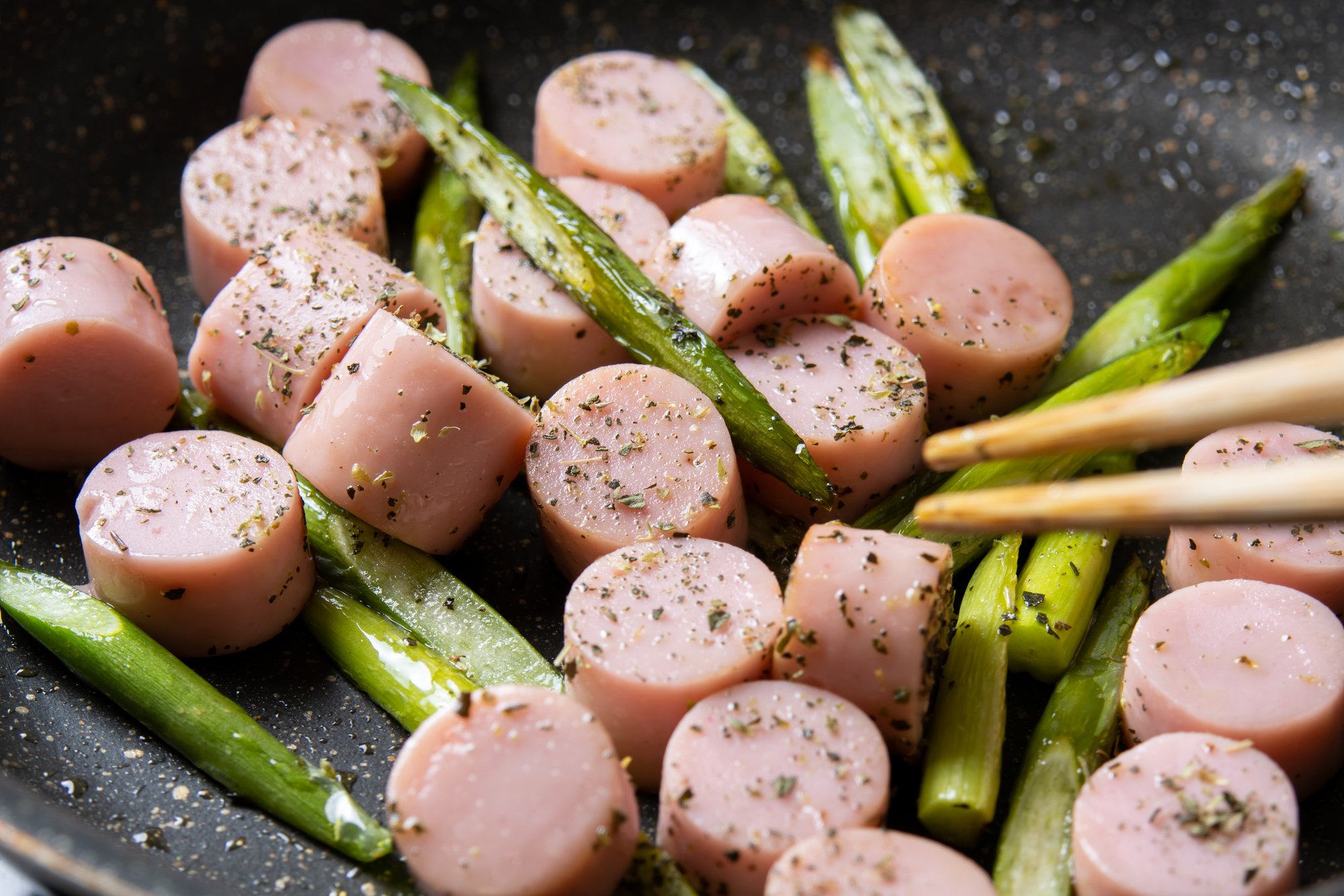 魚肉ソーセージ“再ブーム”に納得!悪魔的にうまい「お手軽ギョニソ料理」病みつきレシピ