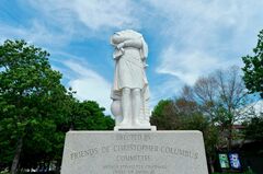 米国で人物像の撤去相次ぐ、歴史見直す動き