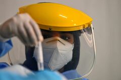 アラブ首長国連邦、コロナ禍に「検査、検査」で対抗