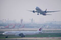 中国、外国航空会社の運航再開認める　米対抗措置にらみ譲歩