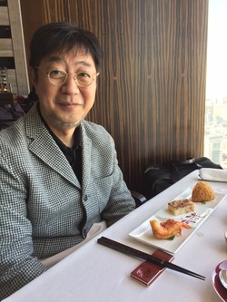 『センス』で「シェフのおすすめ飲茶8品のランチ」をいただく筆者