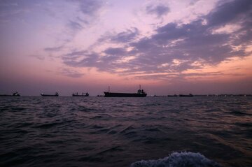 イラン原油マネー枯渇の危機、経済苦境が深刻化