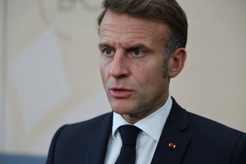 孤立するマクロン仏大統領、政治制度の限界に挑む