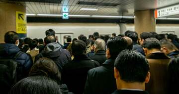 「うっ、臭う…」満員電車で隣からきつい体臭が。インド人が放った“衝撃の正論”に絶句