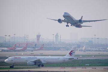 中国、外国航空会社の運航再開認める　米対抗措置にらみ譲歩
