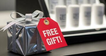 なぜ高級ブランドや百貨店は、「値下げ」をせずに「豪華なノベルティ」を付けるのか？