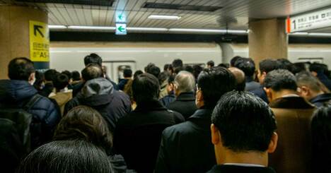 「うっ、臭う…」満員電車で隣からきつい体臭が。インド人が放った“衝撃の正論”に絶句