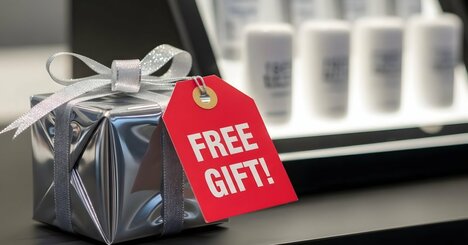 なぜ高級ブランドや百貨店は、「値下げ」をせずに「豪華なノベルティ」を付けるのか？
