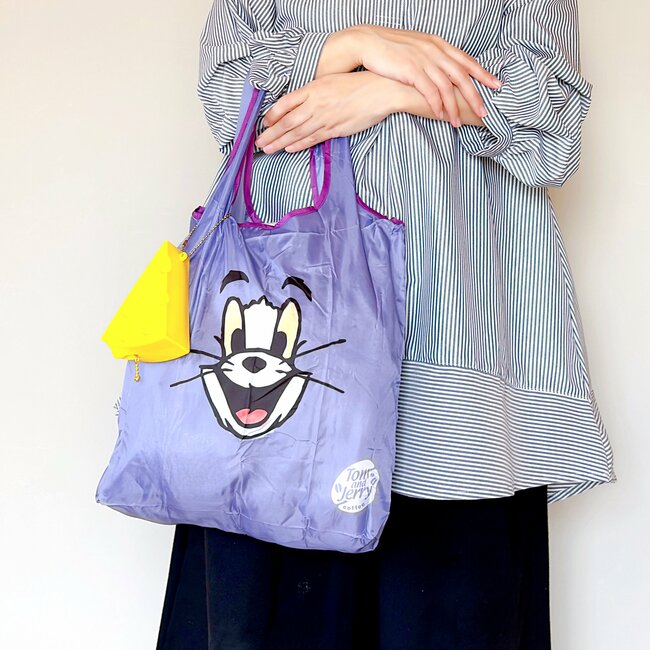 「買わずにはいられなかった」「ふつーに衝動買いしたわ」タリーズ×トムとジェリーの“チーズみたいなポーチ”エコバッグ付きで可愛すぎる…！
