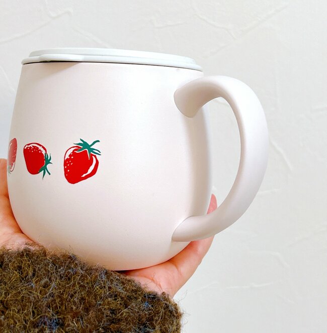 3時間経ってもあたたか～い！アフタヌーンティーの「ぷっくりマグカップ」レトロないちご柄がかわいすぎる！