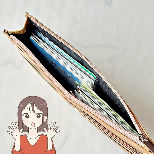 「小銭を探しやすい」ニコアンドの“コンパクトな財布”カードや診察券が21枚も入って優秀！「薄くて軽いのが良い」「小さめのバッグでもかさばらない」