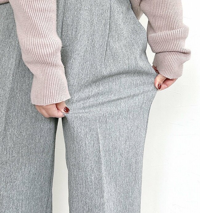 「勢いで3色買いしました」グローバルワークの“シワになりにくいパンツ”楽ちんなのにオシャレで手放せない…!「太ももがスッキリ」「1年中履ける」