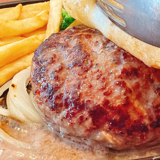 「ファミレス超えてる」「これしか食べない」ロイヤルホストの“平日限定ランチ”肉肉しすぎて笑っちゃう！「肉汁の溢れ方が尋常じゃ無い」