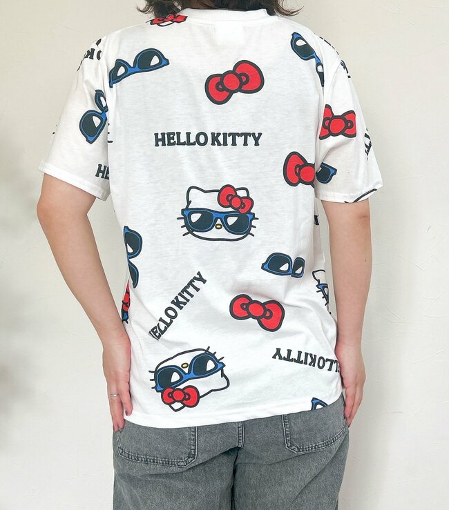 こんなキティちゃん、見たことない…!しまむら×サンリオの「古着っぽトップス」1枚着るだけで大人かわいいんです!