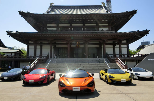 芝増上寺の境内に並ぶ、5台のマクラーレンの最新モデル