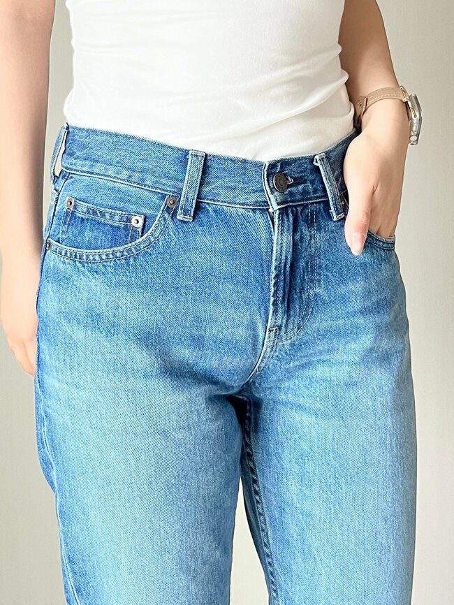 「とにかく着痩せする」「色違いで3本購入」ユニクロの“1990円ジーンズ”はくだけで脚長に見えて嬉しい！「出会えてよかった神商品」