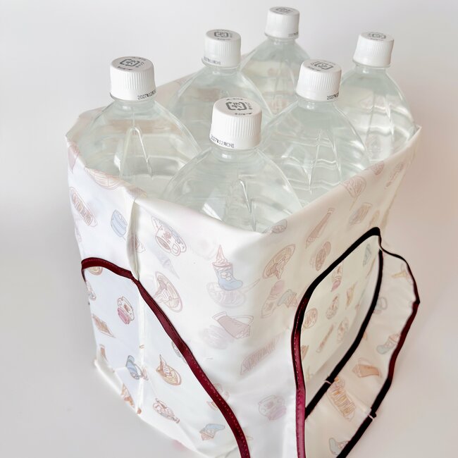 2Lペットボトルが6本も入った!コメダ珈琲の“自立するエコバッグ”大容量だしガバッと開いて使いやすい!「買ってよかった」「かわいいよな」