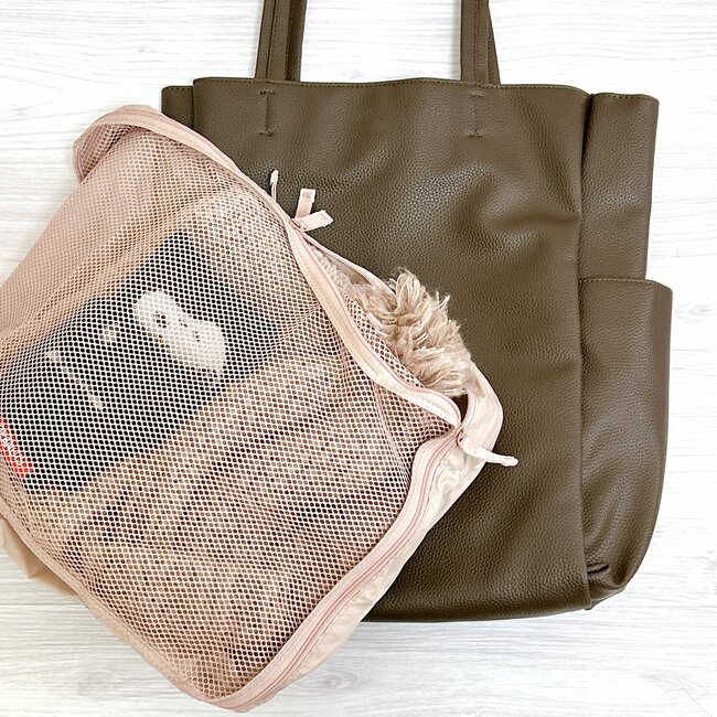 旅行や帰省でマジで使えるやつ…！無印良品の“仕分けポーチ”洋服がゴチャつかなくて天才！「4人分の衣類が入った」「パッキングが楽になる」