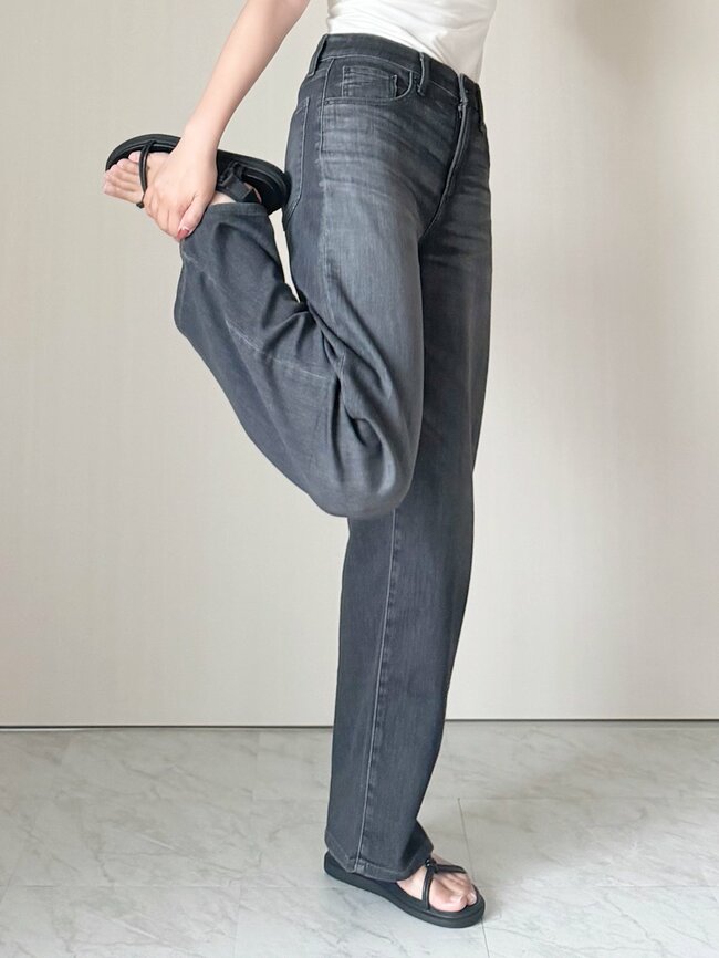 「普通のデニムがはけなくなりそう」ユニクロの“スウェットみたいなパンツ”が楽ちんすぎる!「脚が長く見えます」「全部このデニムにしたい」