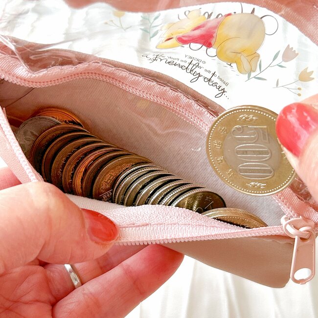 ミニ財布としても使える！セリア×ディズニーの「激かわポーチ」小銭が取り出しやすいし、全種類買って大正解…！