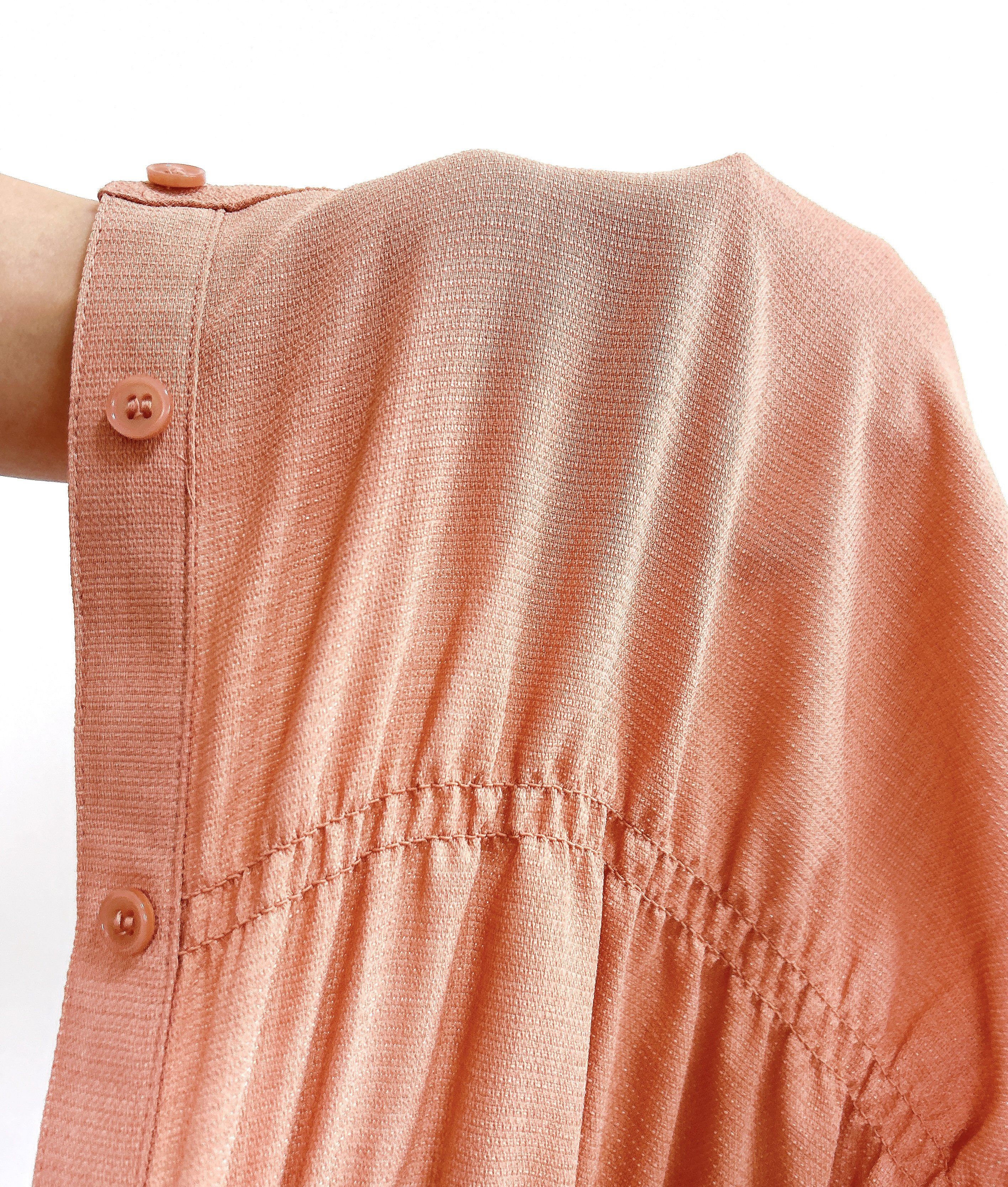 【ワークマン】華やかで大人かわいい!2300円の「着痩せトップス」お尻をまるっと隠せて、体型カバーもばっちり!