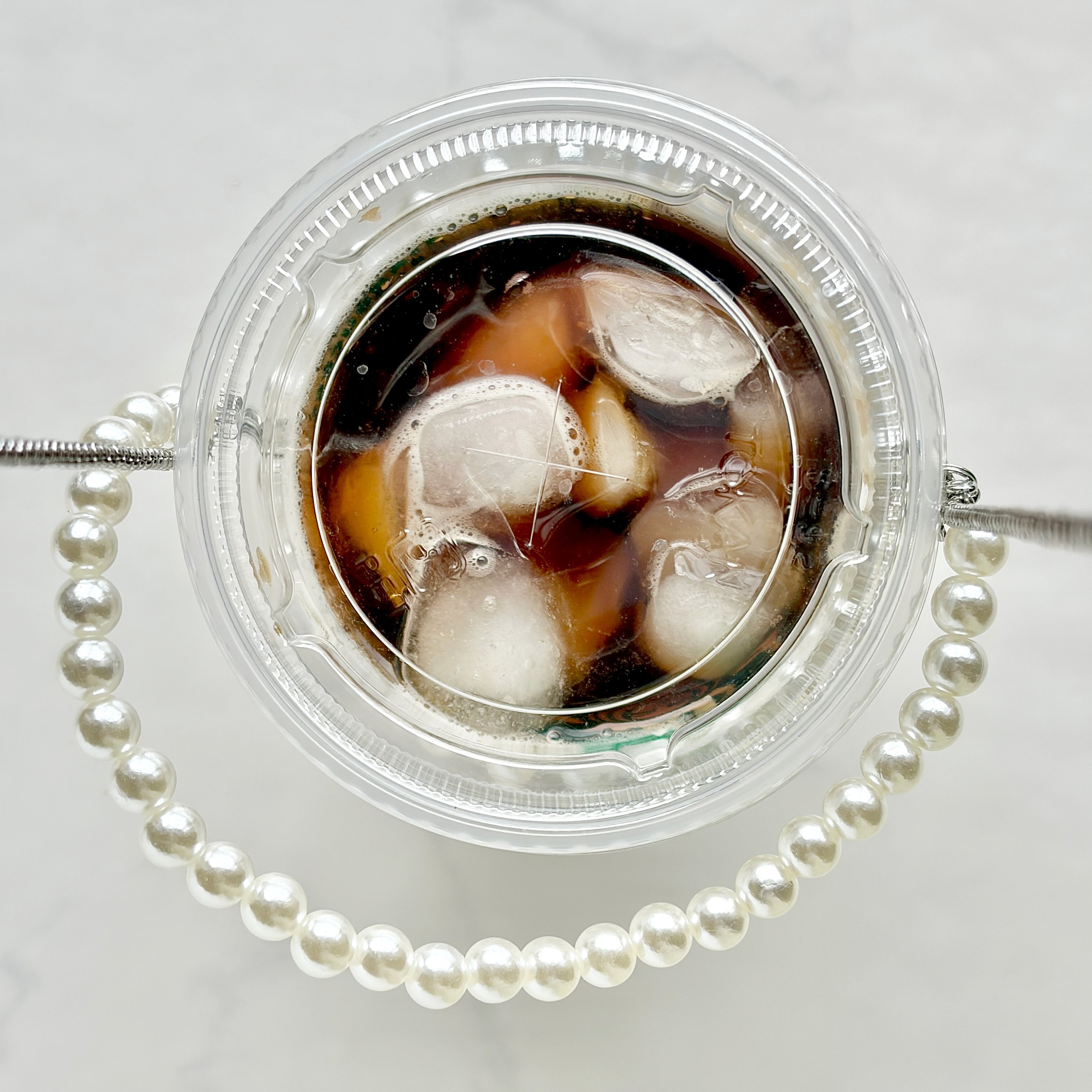 コーヒーやフラペチーノを手ぶらで持てて感動…！3COINSの「天才が考えたアイテム」荷物が多い日に大助かりです！《購入レビュー》