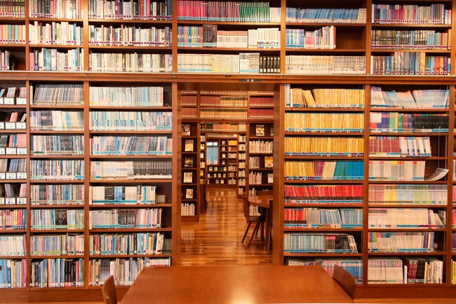 明星学苑の図書室の風景