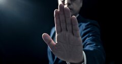 【一発アウト】職場で信頼を失う管理職は「あのときああしていればよかった」と言う。じゃあ、信頼できる管理職は何と言う?