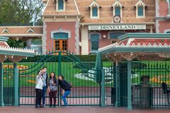 米ディズニー、テーマパーク再開に従業員難色　コロナ感染増加で