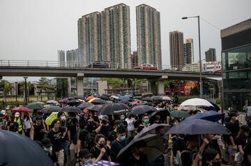香港デモで中国が情報操作か、ツイッターとFBが問題視